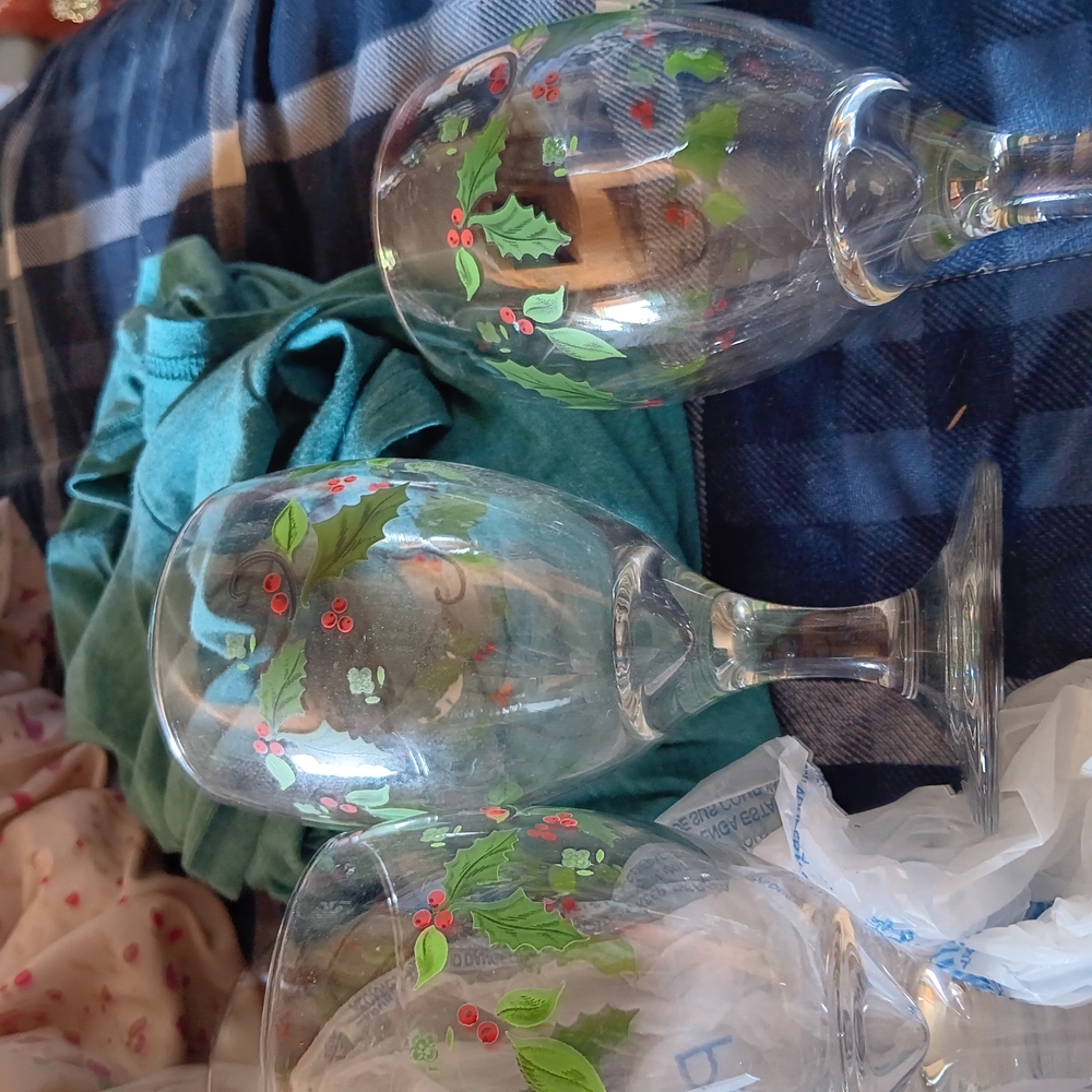 Festive Holly Wine Glass Set